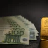 Златно кюлче и евробанкноти, символизиращи запазване на стойността на спестяванията при инфлация